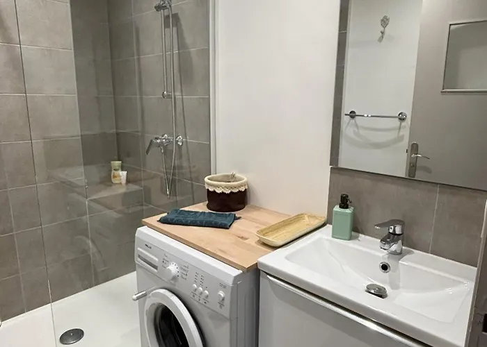 L'impasse Azuree ليه ليكيه